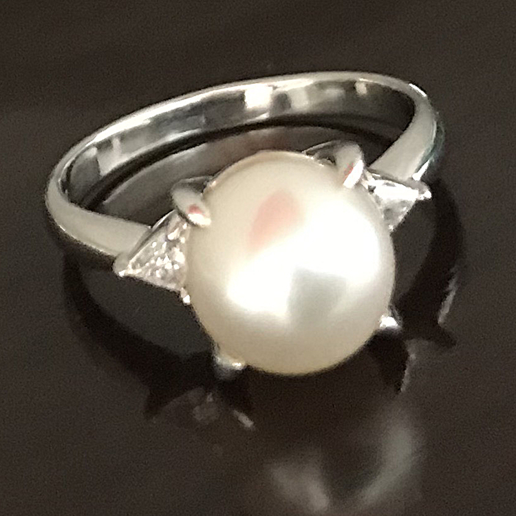 とても綺麗な南洋真珠。サイドには超レアなトリリアンカットダイアモンド。素材も作りも素晴らしいリングでしたが、着用機会は少ない・・・。